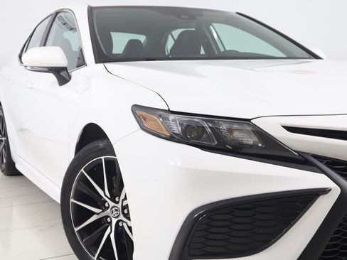 Used 2021 Toyota Camry SE image 16