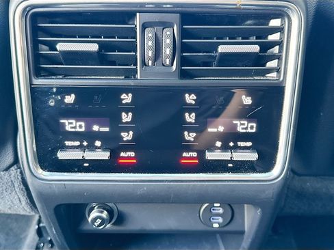 Used 2023 Porsche Cayenne Platinum Edition image 28