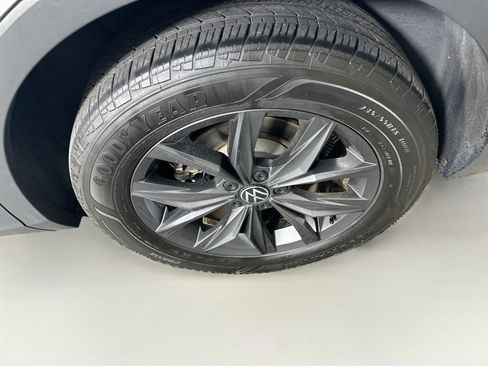 Used 2024 Volkswagen Tiguan SE w/ Panoramic Sunroof Package FWD image 11