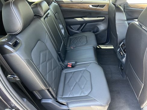 Certified 2025 Volkswagen Atlas SE FWD image 11