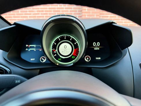 Used 2019 Aston Martin V8 Vantage Coupe image 22
