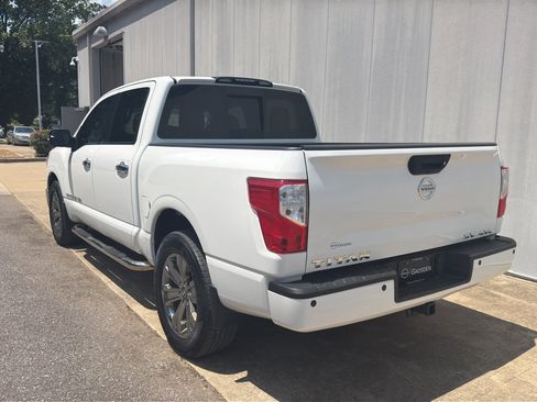 Used 2018 Nissan Titan SV w/ SV Convenience Package AWD/4WD image 5