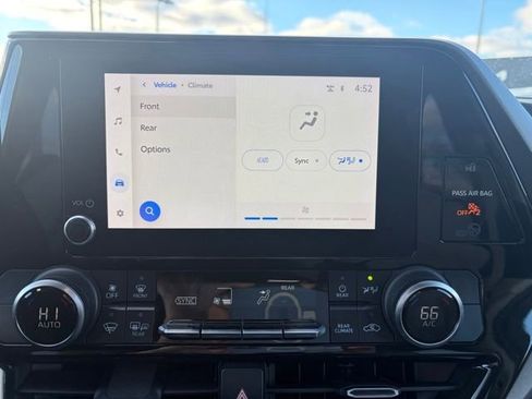 Used 2023 Toyota Highlander L image 10