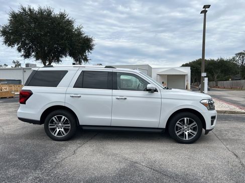 Used 2024 Ford Expedition Limited image 2