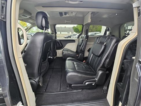 Used 2014 Chrysler Town & Country Touring FWD image 21
