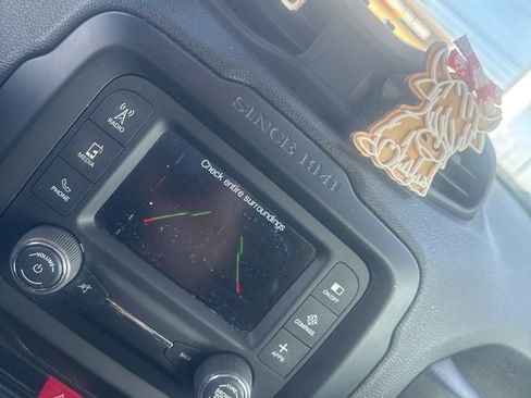 Used 2017 Jeep Renegade Latitude w/ Cold Weather Group image 3