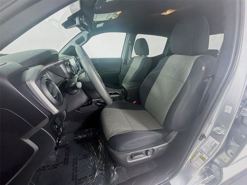 Used 2022 Toyota Tacoma TRD Sport w/ Technology Package image 5