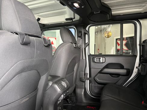 Used 2018 Jeep Wrangler Unlimited Sahara w/ Cold Weather Group AWD/4WD image 28