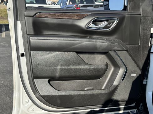 Used 2022 Chevrolet Suburban Z71 image 23