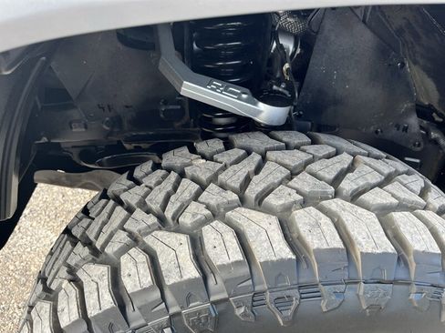 Used 2016 Toyota Tacoma TRD Sport w/ Exterior Package AWD/4WD image 10
