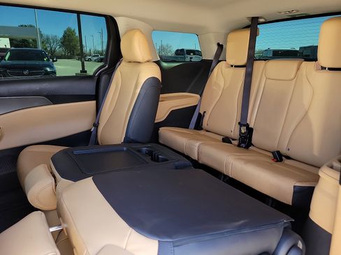 Used 2024 Kia Carnival LX image 8