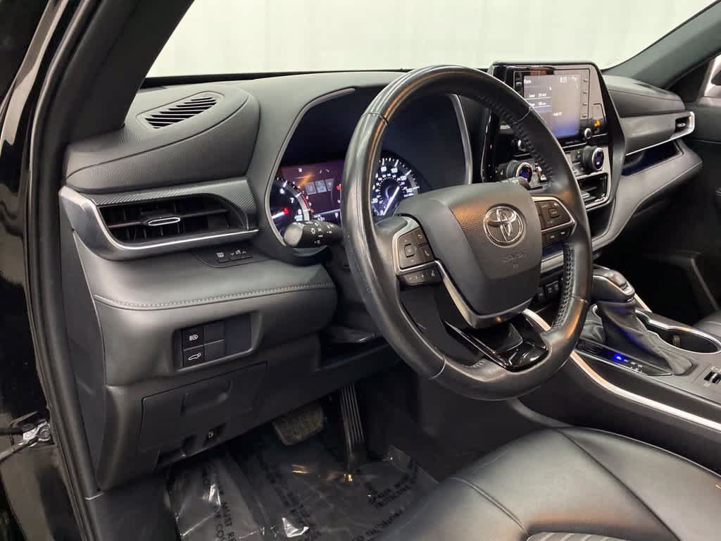 Used 2021 Toyota Highlander XSE AWD/4WD image 2