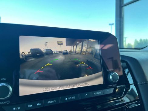 Used 2025 Nissan Pathfinder SV image 17