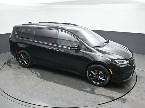 New 2026 Chrysler Pacifica Select w/ S Appearance Package FWD image 32