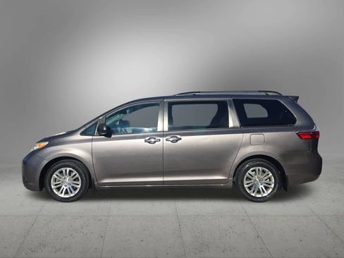 Used 2017 Toyota Sienna XLE image 3