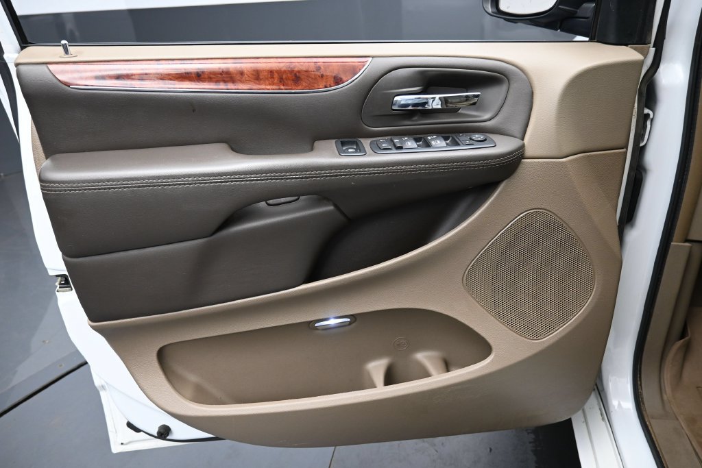 Used 2016 Chrysler Town & Country Touring FWD image 21