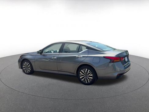 Used 2025 Nissan Altima 2.5 SV FWD image 9