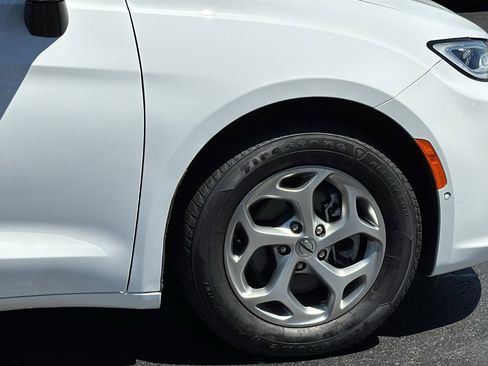 Certified 2024 Chrysler Pacifica Limited FWD image 12