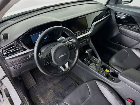 Used 2022 Kia Niro EX Premium image 2