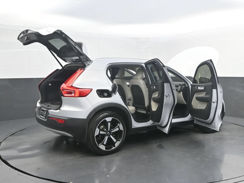 Certified 2022 Volvo XC40 T5 Momentum w/ Premium Package AWD/4WD image 38