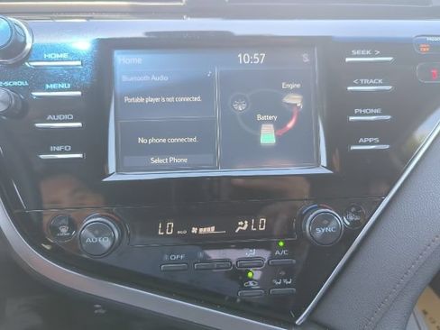 Used 2018 Toyota Camry XLE FWD image 12