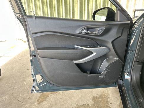 Used 2025 Chevrolet Trax LS w/ LS Convenience Package image 10