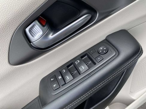 Used 2024 Chrysler Pacifica Touring-L FWD image 17