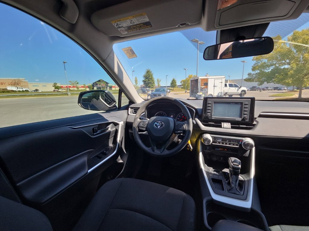 Used 2020 Toyota RAV4 LE FWD image 21