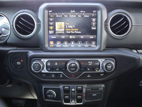 Used 2021 Jeep Wrangler Unlimited Sahara w/ Uconnect 4C Nav & Sound Group AWD/4WD image 38