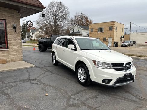 Used 2014 Dodge Journey SXT w/ Flexible Seating Group image 4