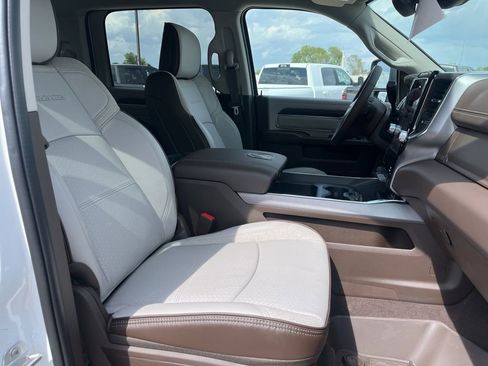 New 2026 RAM 2500 Laramie AWD/4WD image 14