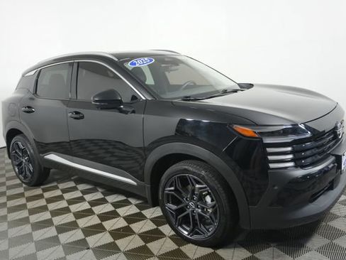 Used 2025 Nissan Kicks SR w/ SR Premium Package image 2