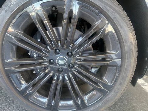 Used 2024 Land Rover Range Rover Long Wheelbase SE AWD/4WD image 3