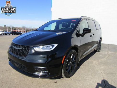 Used 2025 Chrysler Pacifica Limited FWD image 2
