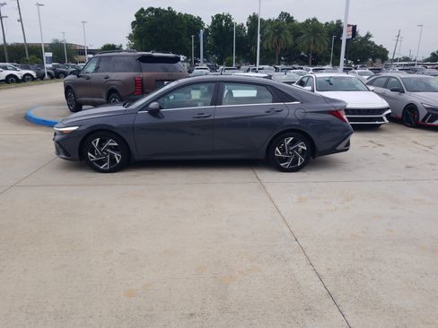 Used 2024 Hyundai Elantra Limited FWD image 4