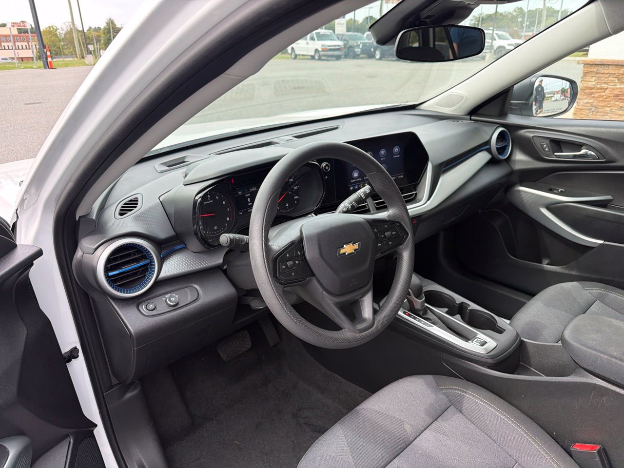 Used 2025 Chevrolet Trax LS FWD image 4