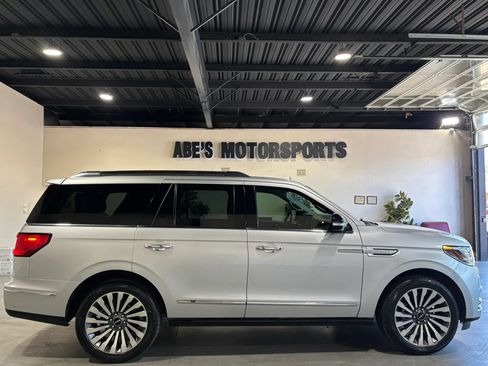 Used 2018 Lincoln Navigator Reserve w/ Technology Package AWD/4WD image 3
