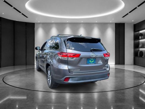 Used 2019 Toyota Highlander XLE AWD/4WD image 4