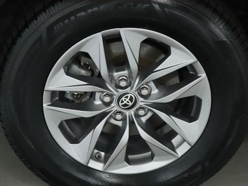 Certified 2025 Toyota Sienna LE AWD/4WD image 12