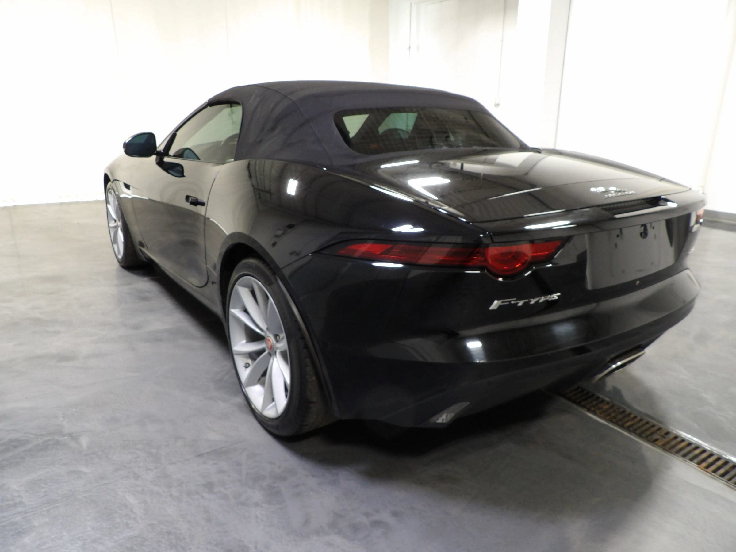 Used 2020 Jaguar F-TYPE Convertible RWD image 12