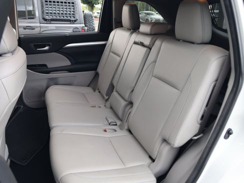 Used 2018 Toyota Highlander XLE FWD image 36