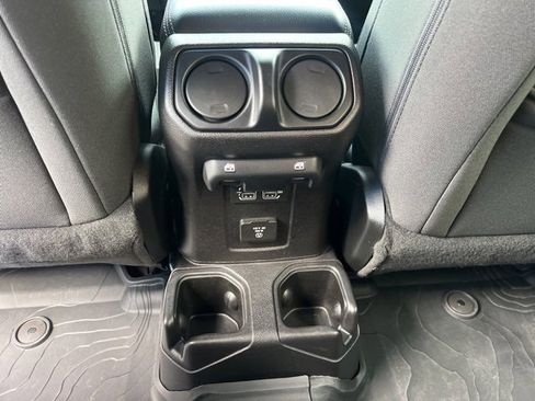 Used 2018 Jeep Wrangler Unlimited Sahara image 17