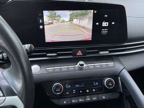 Used 2025 Hyundai Elantra SEL FWD image 17