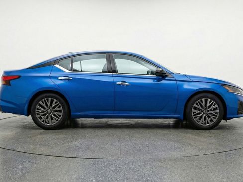 Used 2025 Nissan Altima 2.5 SV image 11