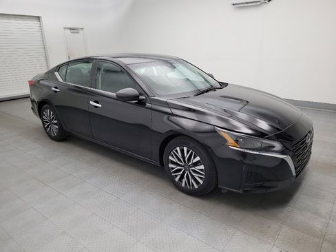 Used 2024 Nissan Altima 2.5 SV image 11