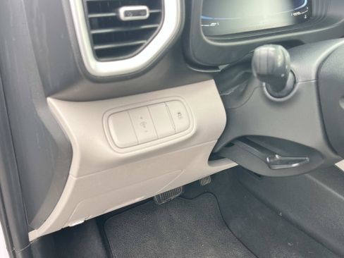 Used 2024 Hyundai Venue SEL FWD image 29