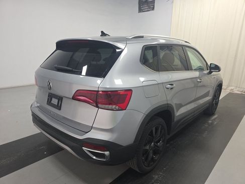 Used 2022 Volkswagen Taos SE w/ Panoramic Sunroof Package image 2