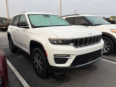Used 2024 Jeep Grand Cherokee Limited RWD image 3