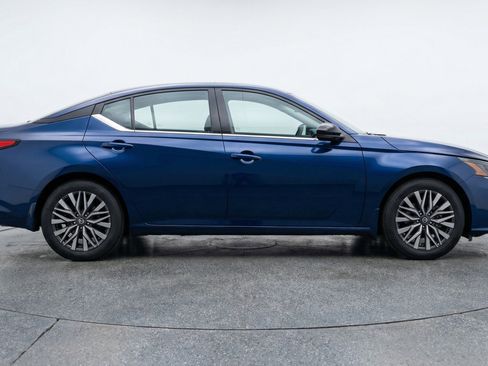 Used 2025 Nissan Altima 2.5 SV image 11