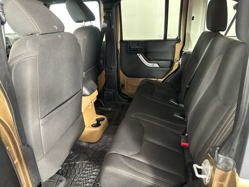Used 2015 Jeep Wrangler Unlimited Sahara w/ Connectivity Group AWD/4WD image 13